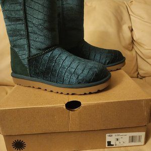 NWT UGG Classic Short II Croc Emerald Green Velvet Boots Size 8